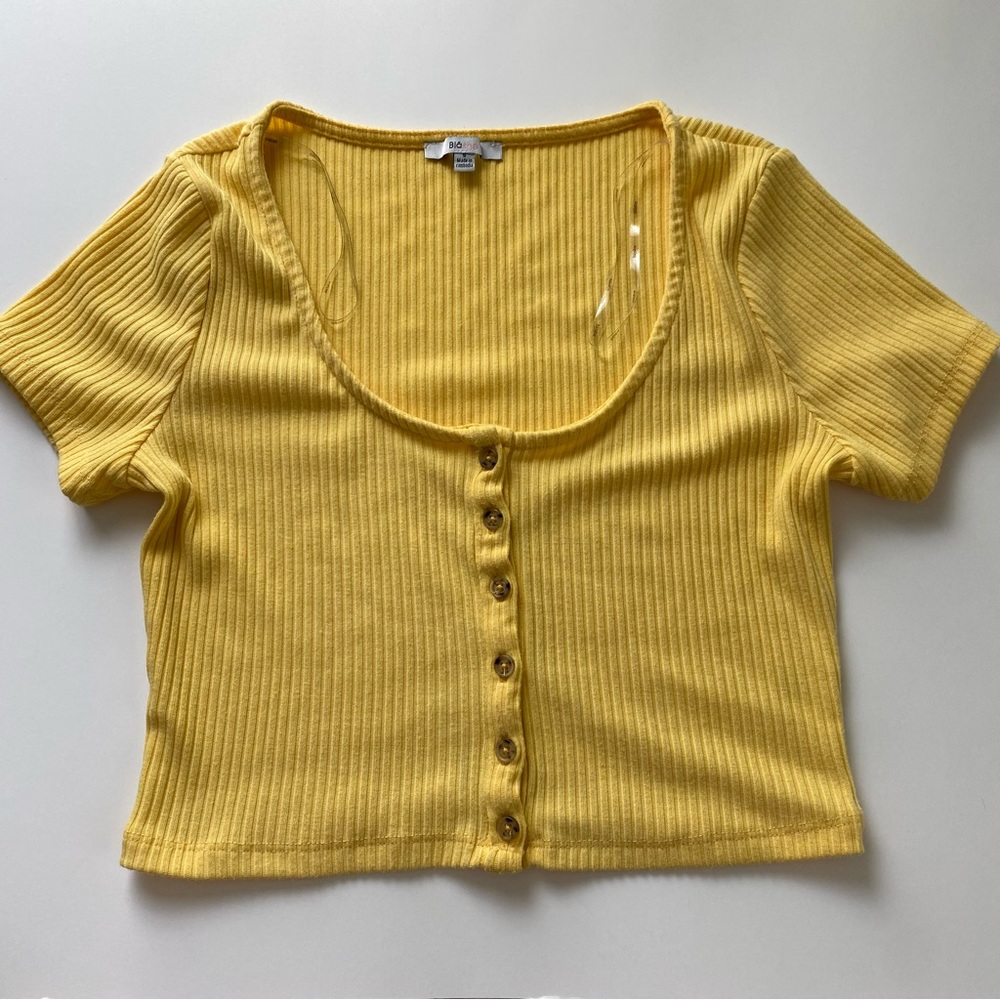 BLĀSHE, YELLOW TOP, SHORT SLEEVED, U TOP, SMALL